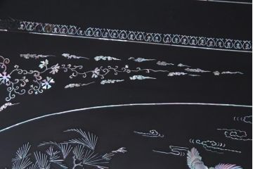 中古　民芸家具　ガラス天板付き　大振り　漆黒に映える螺鈿が美しい座卓(ローテーブル)(定価約100万円)