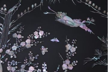中古　民芸家具　ガラス天板付き　大振り　漆黒に映える螺鈿が美しい座卓(ローテーブル)(定価約100万円)