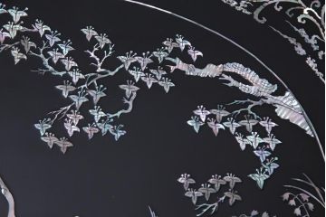 中古　民芸家具　ガラス天板付き　大振り　漆黒に映える螺鈿が美しい座卓(ローテーブル)(定価約100万円)