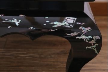 中古　民芸家具　ガラス天板付き　大振り　漆黒に映える螺鈿が美しい座卓(ローテーブル)(定価約100万円)