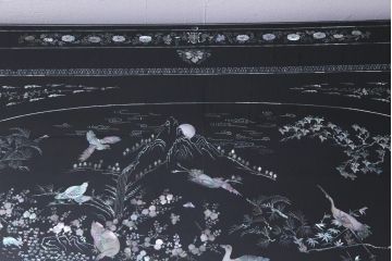 中古　民芸家具　ガラス天板付き　大振り　漆黒に映える螺鈿が美しい座卓(ローテーブル)(定価約100万円)