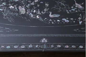 中古　民芸家具　ガラス天板付き　大振り　漆黒に映える螺鈿が美しい座卓(ローテーブル)(定価約100万円)