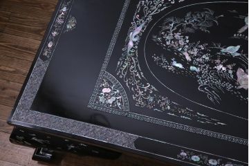 中古　民芸家具　ガラス天板付き　大振り　漆黒に映える螺鈿が美しい座卓(ローテーブル)(定価約100万円)