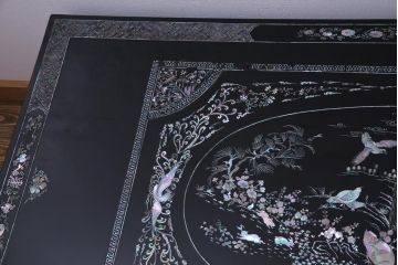 中古　民芸家具　ガラス天板付き　大振り　漆黒に映える螺鈿が美しい座卓(ローテーブル)(定価約100万円)