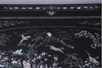 中古　民芸家具　ガラス天板付き　大振り　漆黒に映える螺鈿が美しい座卓(ローテーブル)(定価約100万円)