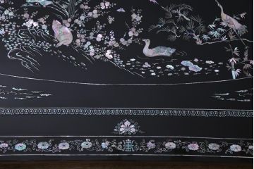 中古　民芸家具　ガラス天板付き　大振り　漆黒に映える螺鈿が美しい座卓(ローテーブル)(定価約100万円)