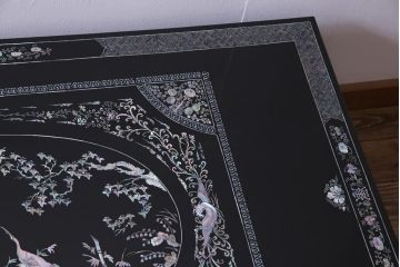 中古　民芸家具　ガラス天板付き　大振り　漆黒に映える螺鈿が美しい座卓(ローテーブル)(定価約100万円)