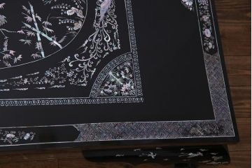 中古　民芸家具　ガラス天板付き　大振り　漆黒に映える螺鈿が美しい座卓(ローテーブル)(定価約100万円)