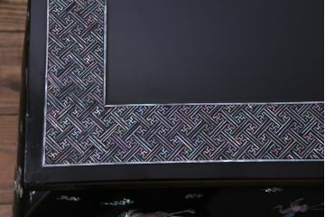 中古　民芸家具　ガラス天板付き　大振り　漆黒に映える螺鈿が美しい座卓(ローテーブル)(定価約100万円)