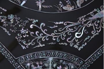 中古　民芸家具　ガラス天板付き　大振り　漆黒に映える螺鈿が美しい座卓(ローテーブル)(定価約100万円)