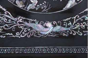 中古　民芸家具　ガラス天板付き　大振り　漆黒に映える螺鈿が美しい座卓(ローテーブル)(定価約100万円)