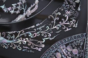 中古　民芸家具　ガラス天板付き　大振り　漆黒に映える螺鈿が美しい座卓(ローテーブル)(定価約100万円)