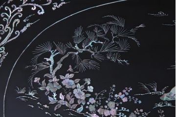 中古　民芸家具　ガラス天板付き　大振り　漆黒に映える螺鈿が美しい座卓(ローテーブル)(定価約100万円)
