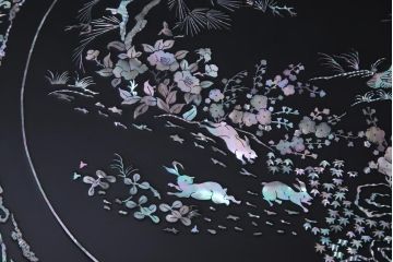 中古　民芸家具　ガラス天板付き　大振り　漆黒に映える螺鈿が美しい座卓(ローテーブル)(定価約100万円)
