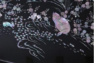 中古　民芸家具　ガラス天板付き　大振り　漆黒に映える螺鈿が美しい座卓(ローテーブル)(定価約100万円)