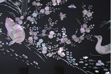 中古　民芸家具　ガラス天板付き　大振り　漆黒に映える螺鈿が美しい座卓(ローテーブル)(定価約100万円)