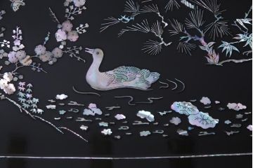 中古　民芸家具　ガラス天板付き　大振り　漆黒に映える螺鈿が美しい座卓(ローテーブル)(定価約100万円)