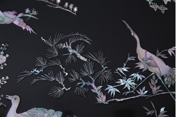 中古　民芸家具　ガラス天板付き　大振り　漆黒に映える螺鈿が美しい座卓(ローテーブル)(定価約100万円)