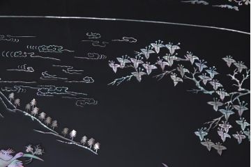 中古　民芸家具　ガラス天板付き　大振り　漆黒に映える螺鈿が美しい座卓(ローテーブル)(定価約100万円)
