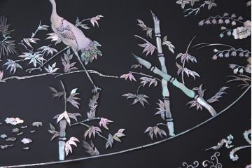 中古　民芸家具　ガラス天板付き　大振り　漆黒に映える螺鈿が美しい座卓(ローテーブル)(定価約100万円)