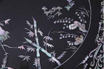 中古　民芸家具　ガラス天板付き　大振り　漆黒に映える螺鈿が美しい座卓(ローテーブル)(定価約100万円)