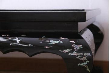 中古　民芸家具　ガラス天板付き　大振り　漆黒に映える螺鈿が美しい座卓(ローテーブル)(定価約100万円)
