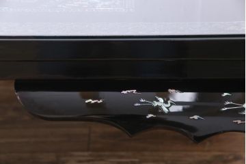中古　民芸家具　ガラス天板付き　大振り　漆黒に映える螺鈿が美しい座卓(ローテーブル)(定価約100万円)