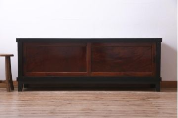 アンティーク家具　和製アンティーク　米沢産　漆塗り　ケヤキの玉杢が美しい脚付きローボード(収納棚、戸棚)