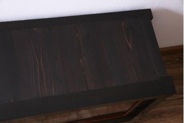 アンティーク家具　和製アンティーク　米沢産　漆塗り　ケヤキの玉杢が美しい脚付きローボード(収納棚、戸棚)