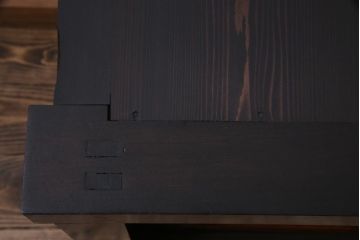 アンティーク家具　和製アンティーク　米沢産　漆塗り　ケヤキの玉杢が美しい脚付きローボード(収納棚、戸棚)