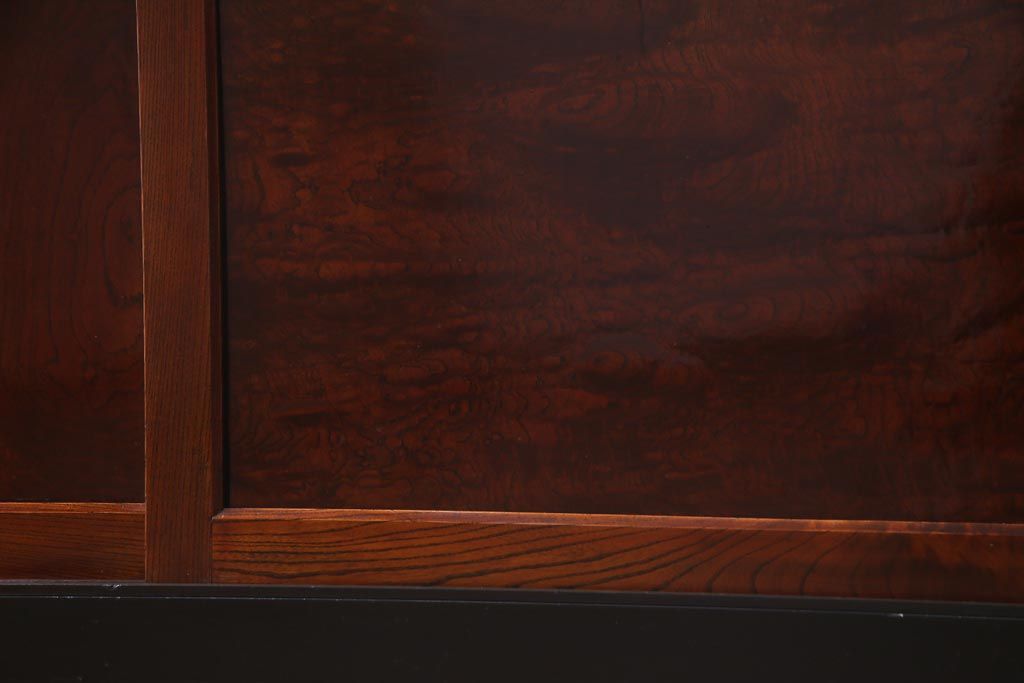 アンティーク家具　和製アンティーク　米沢産　漆塗り　ケヤキの玉杢が美しい脚付きローボード(収納棚、戸棚)