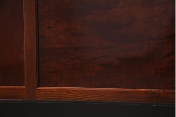 アンティーク家具　和製アンティーク　米沢産　漆塗り　ケヤキの玉杢が美しい脚付きローボード(収納棚、戸棚)