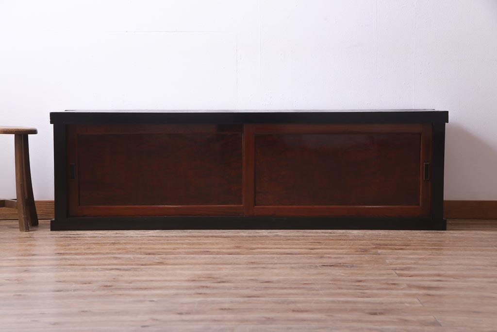 アンティーク家具　和製アンティーク　米沢産　漆塗り　ケヤキの玉杢が美しい収納棚(ローボード、戸棚)