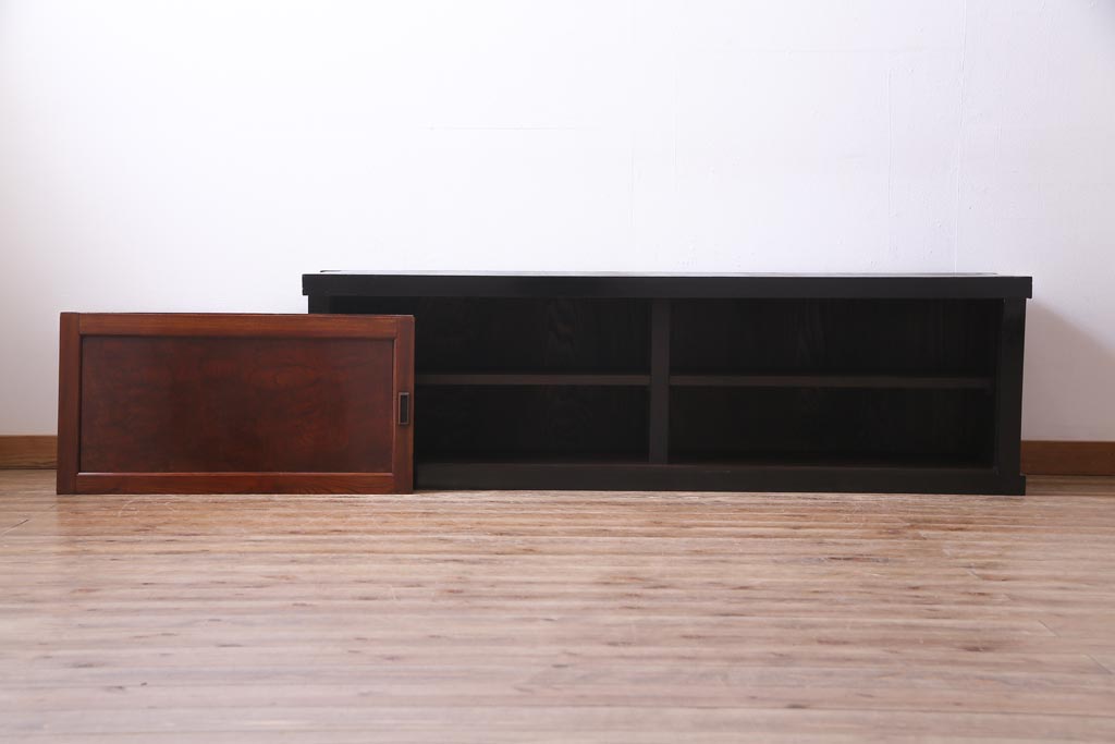 アンティーク家具　和製アンティーク　米沢産　漆塗り　ケヤキの玉杢が美しい収納棚(ローボード、戸棚)