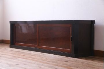 アンティーク家具　和製アンティーク　米沢産　漆塗り　ケヤキの玉杢が美しい収納棚(ローボード、戸棚)