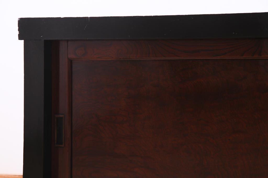アンティーク家具　和製アンティーク　米沢産　漆塗り　ケヤキの玉杢が美しい収納棚(ローボード、戸棚)