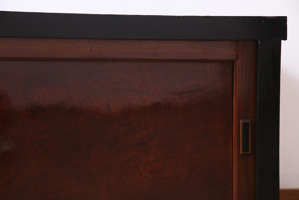 アンティーク家具　和製アンティーク　米沢産　漆塗り　ケヤキの玉杢が美しい収納棚(ローボード、戸棚)