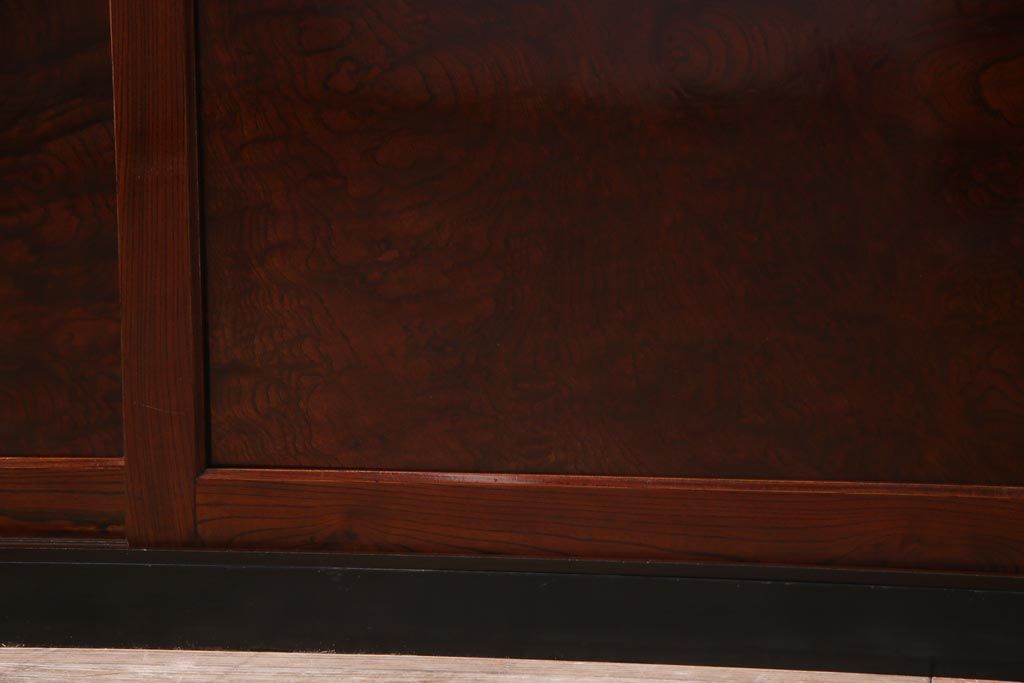 アンティーク家具　和製アンティーク　米沢産　漆塗り　ケヤキの玉杢が美しい収納棚(ローボード、戸棚)