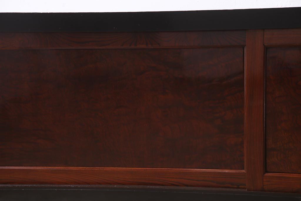 アンティーク家具　和製アンティーク　米沢産　漆塗り　ケヤキの玉杢が美しい収納棚(ローボード、戸棚)