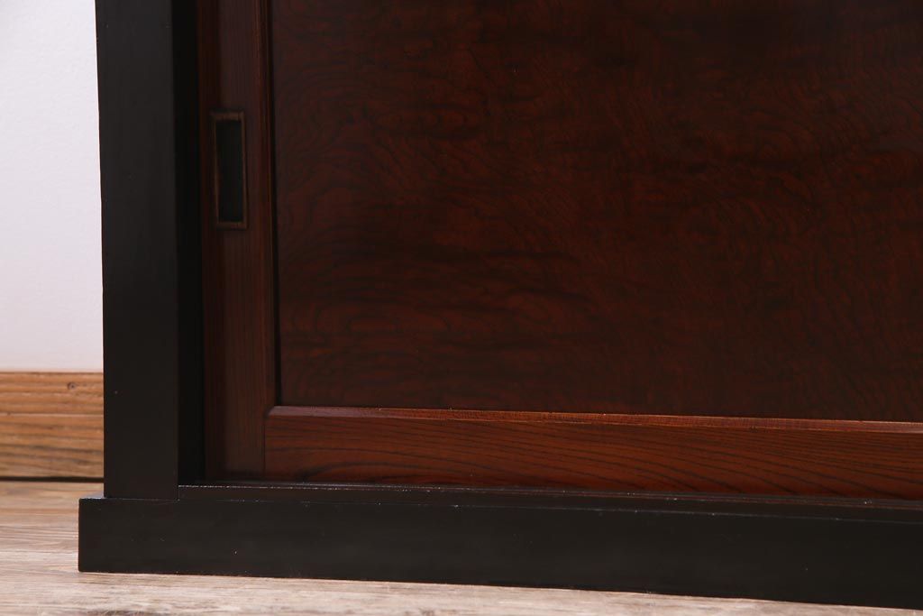 アンティーク家具　和製アンティーク　米沢産　漆塗り　ケヤキの玉杢が美しい収納棚(ローボード、戸棚)