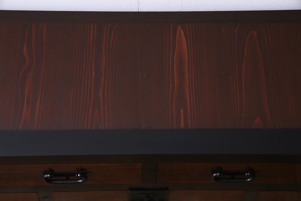 アンティーク家具　和製アンティーク　前面ケヤキ材　漆塗り　モダンな米沢箪笥サイドボード(リビングボード、チェスト、和タンス)