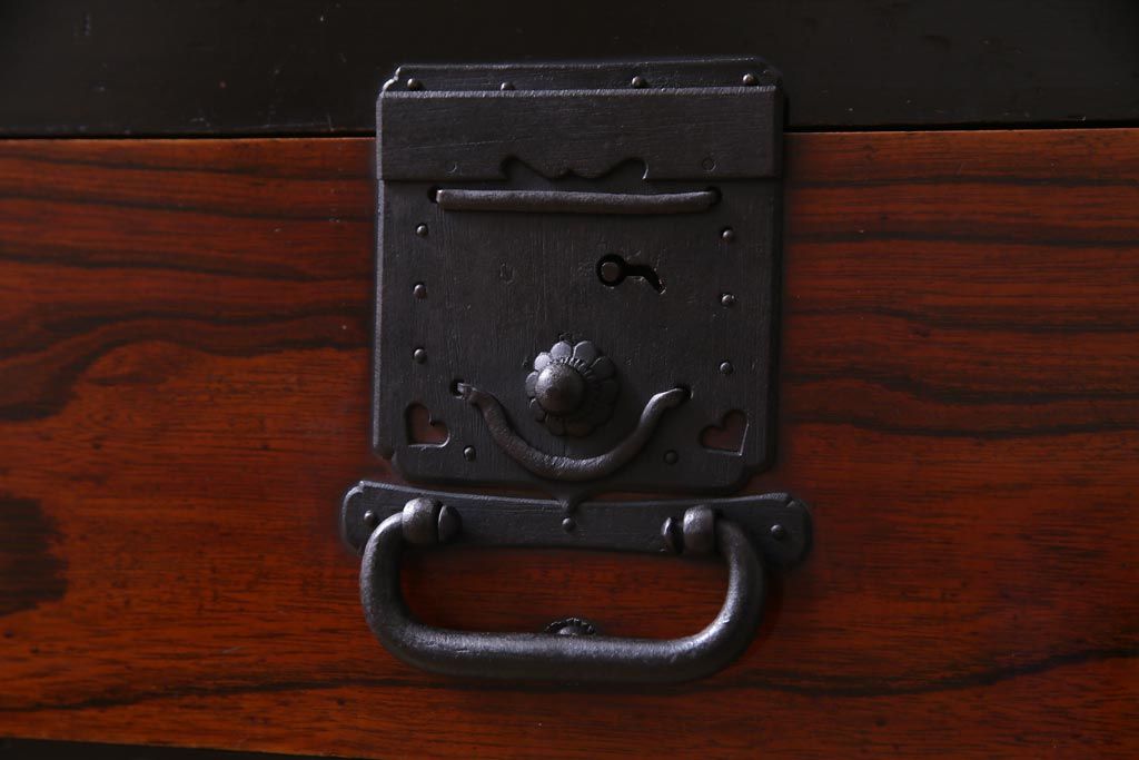 アンティーク家具　和製アンティーク　前面ケヤキ材　漆塗り　モダンな米沢箪笥サイドボード(リビングボード、チェスト、和タンス)