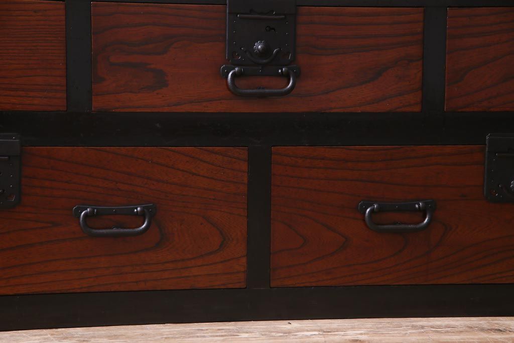 アンティーク家具　和製アンティーク　前面ケヤキ材　漆塗り　モダンな米沢箪笥サイドボード(リビングボード、チェスト、和タンス)