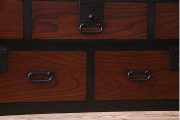 アンティーク家具　和製アンティーク　前面ケヤキ材　漆塗り　モダンな米沢箪笥サイドボード(リビングボード、チェスト、和タンス)