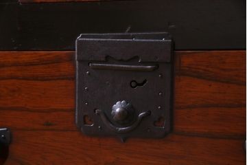 アンティーク家具　和製アンティーク　前面ケヤキ材　漆塗り　モダンな米沢箪笥サイドボード(リビングボード、チェスト、和タンス)