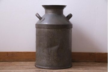 アンティーク雑貨　昭和レトロ　錆びついた質感がお洒落なミルク缶(牛乳缶、ディスプレイ)
