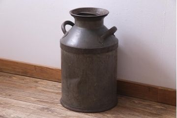 アンティーク雑貨　昭和レトロ　錆びついた質感がお洒落なミルク缶(牛乳缶、ディスプレイ)