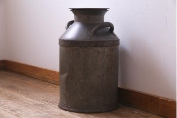 アンティーク雑貨　昭和レトロ　錆びついた質感がお洒落なミルク缶(牛乳缶、ディスプレイ)