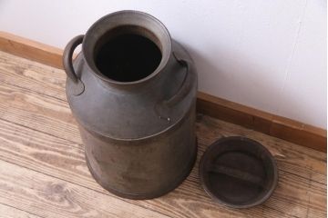 アンティーク雑貨　昭和レトロ　錆びついた質感がお洒落なミルク缶(牛乳缶、ディスプレイ)