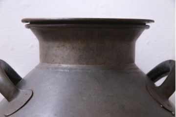 アンティーク雑貨　昭和レトロ　錆びついた質感がお洒落なミルク缶(牛乳缶、ディスプレイ)